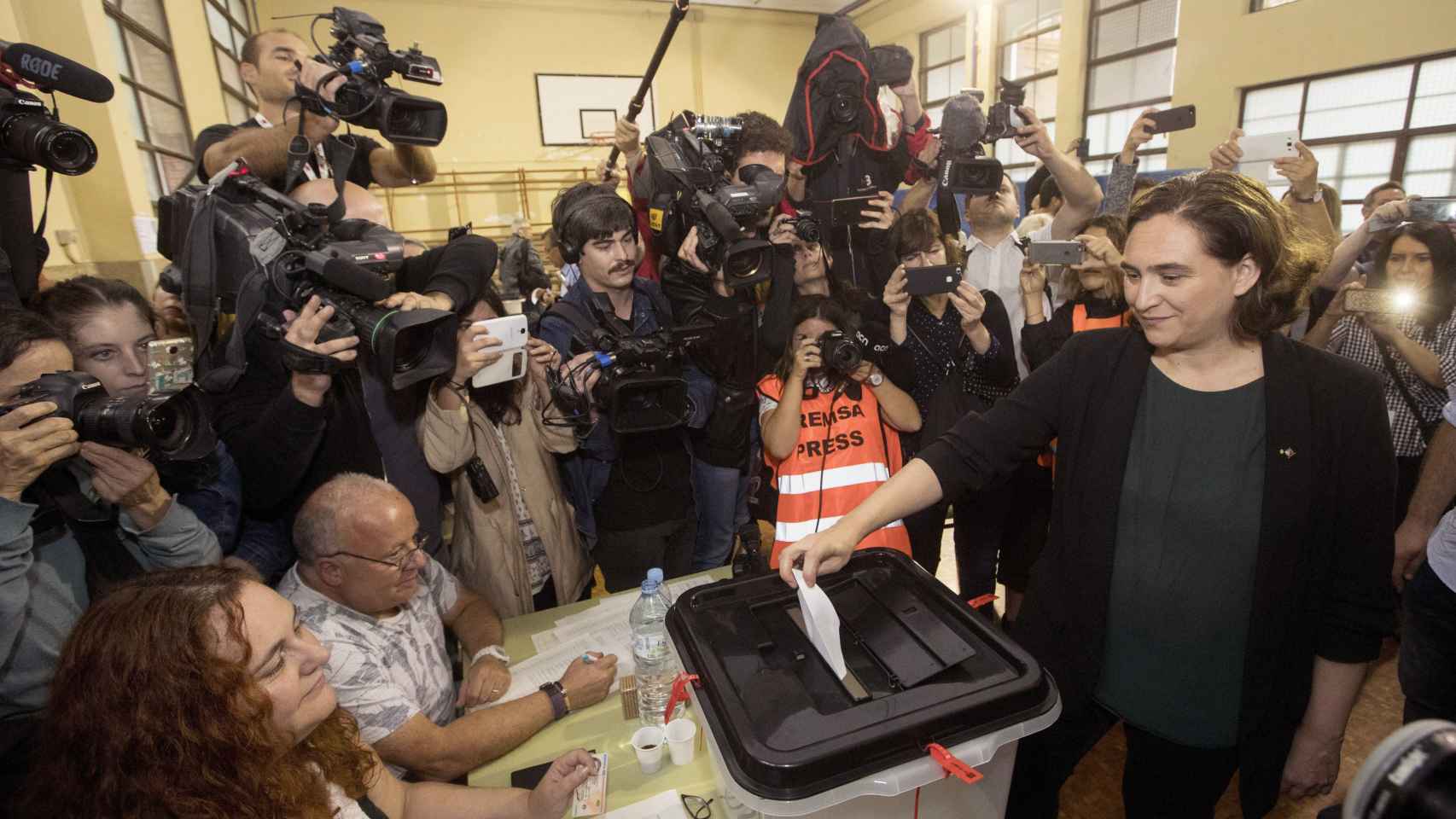 Ada Colau, votando el 1-O / EFE/ Marta Pérez