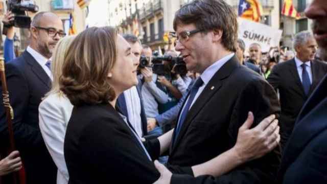 Ada Colau facilitó la celebración del referéndum tras pactar con Puigdemont : EFE_570x340