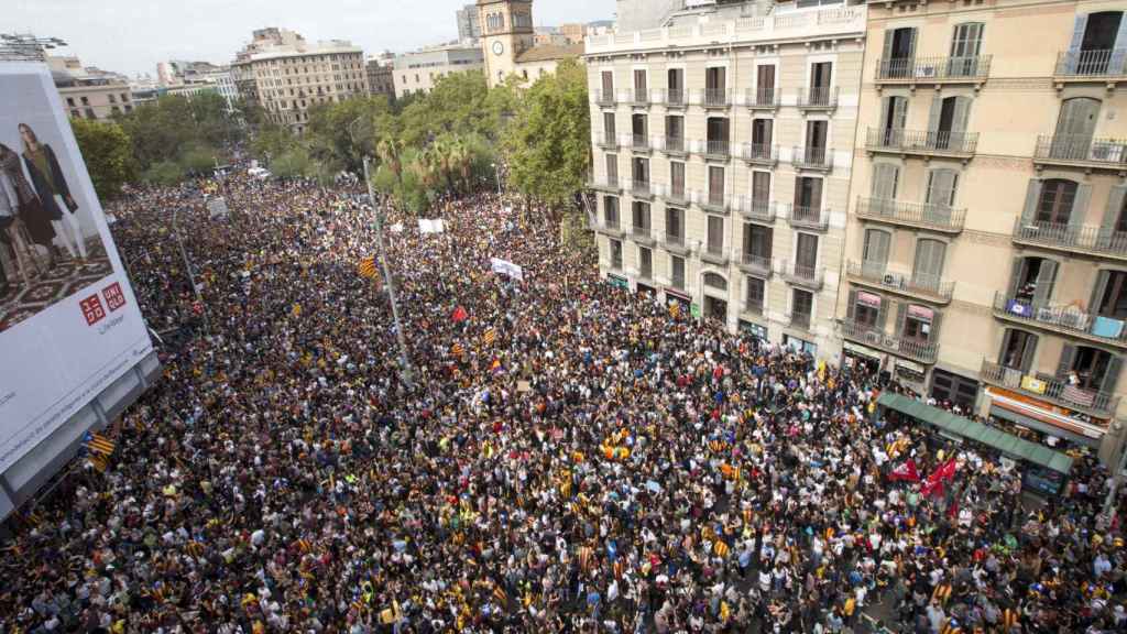 Miles de personas se manifiestan por el centro de Barcelona / EFE - Quique García