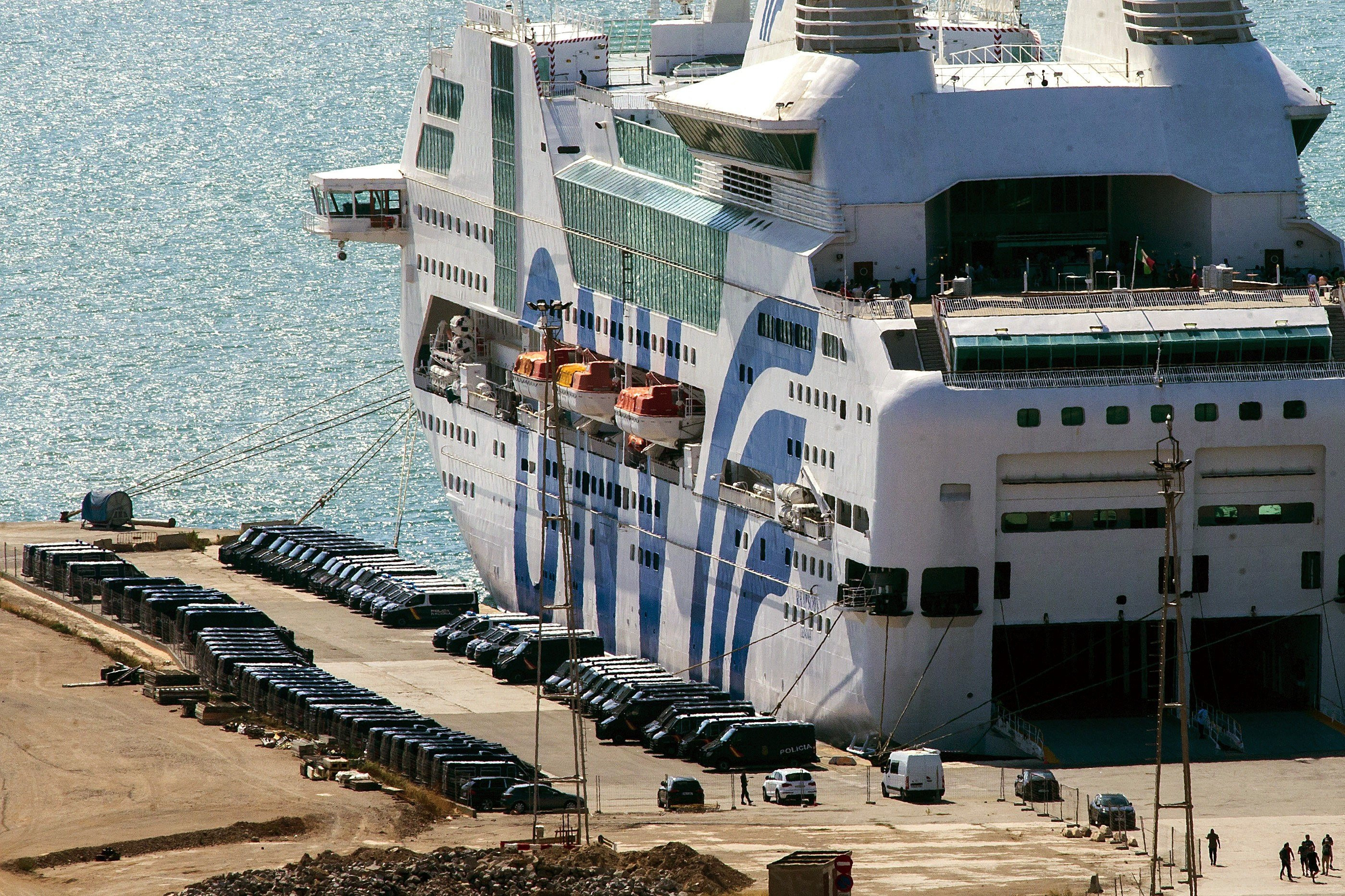 Uno de los barcos donde se alojan los agentes en el puerto de Barcelona / EFE - Quique García