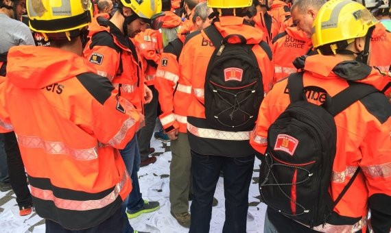 Bomberos concentrados frente a la sede del PP el 3-O / M.S.