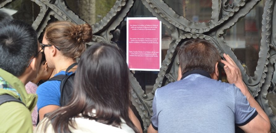 Un escueto cartel alerta a los turistas de que La Pedrera está cerrada por el paro general / REDACCIÓN