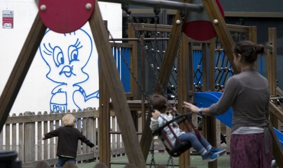 Unos niños juegan en una plaza del barrio de Gracia durante la jornada de paro / EFE / MARTA PÉREZ