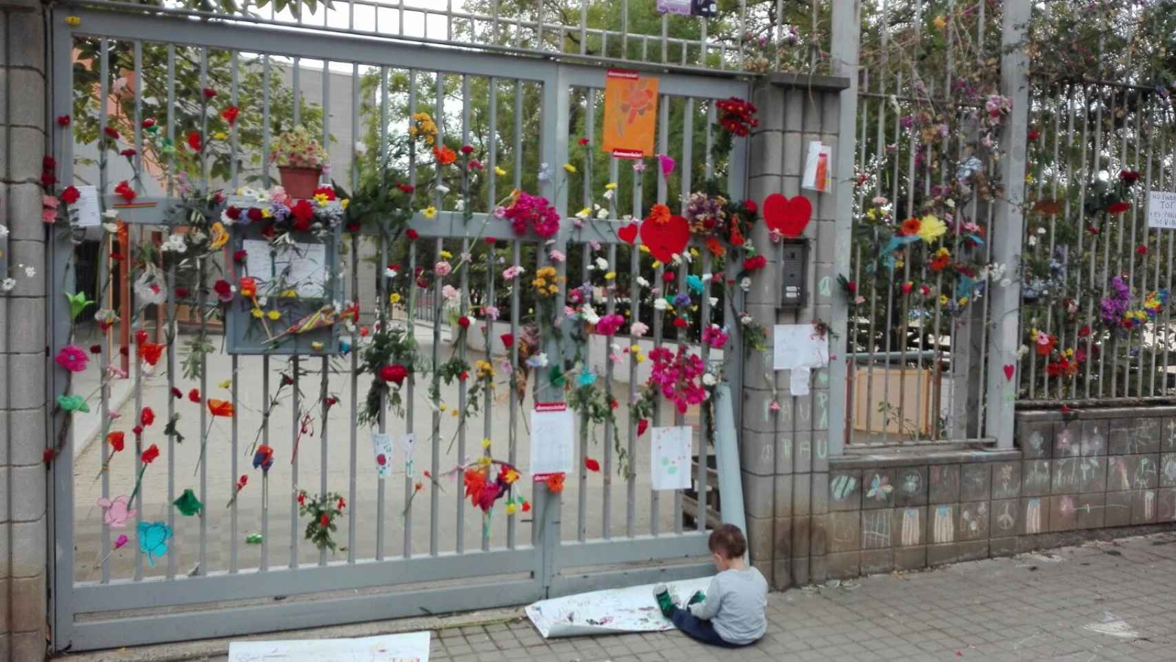 Un niño pinta en el suelo en la escuela Mare Nostrum de Horta / ANDREA GIL-BERMEJO CORNELLAS