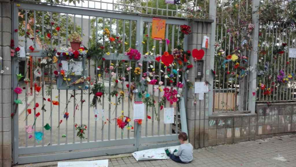 Un niño pinta en el suelo en la escuela Mare Nostrum de Horta / ANDREA GIL-BERMEJO CORNELLAS