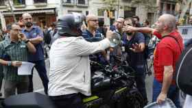 Un grupo de manifestantes, que celebra un pasacalles por el barrio de Sant Antoni / EFE / Alejandro García