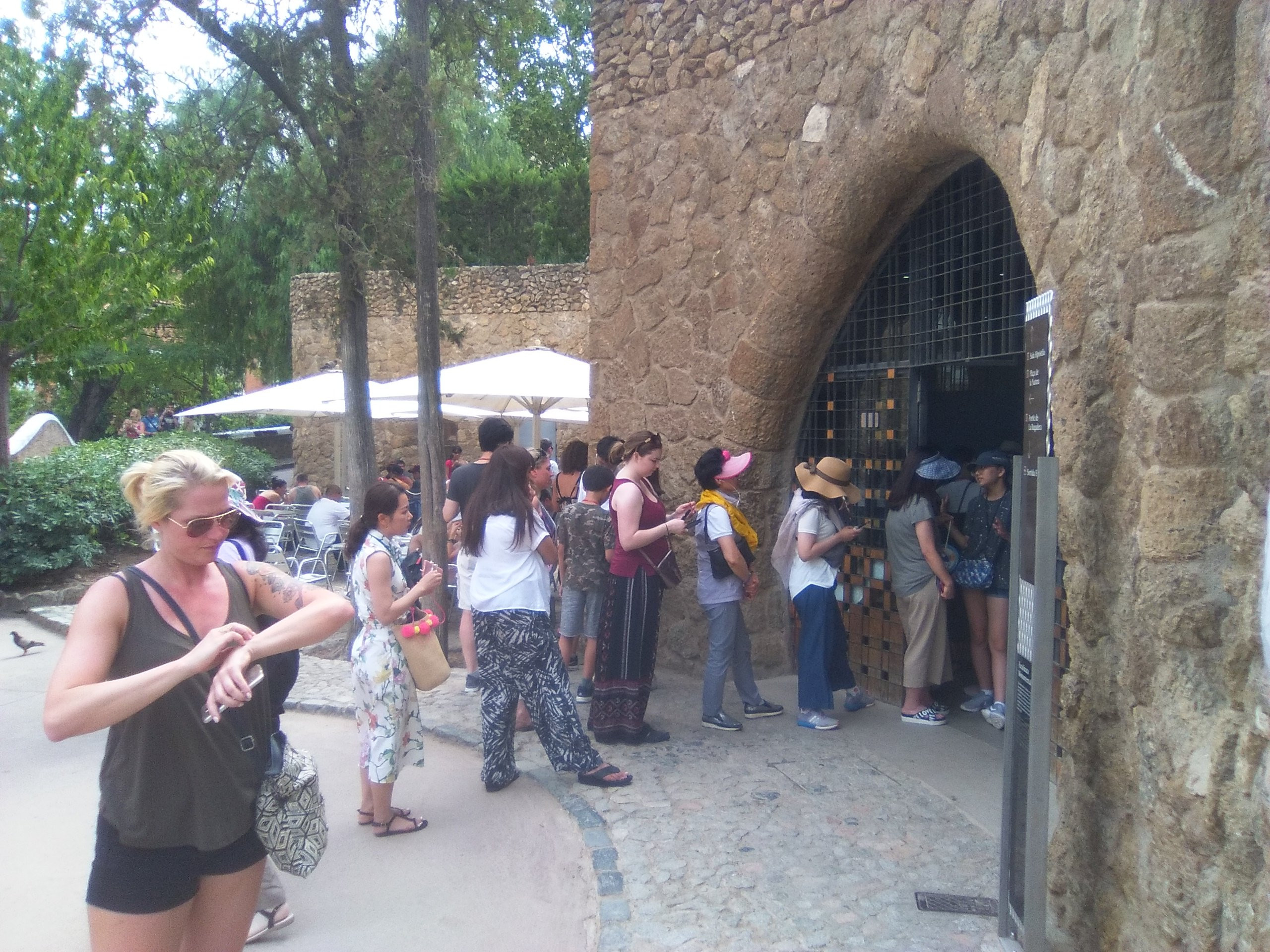 Colas de turistas en uno de los pocos lavabos abiertos en el Park Güell / R.B.