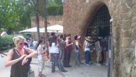 Colas de turistas en uno de los pocos lavabos abiertos en el Park Güell / R.B.