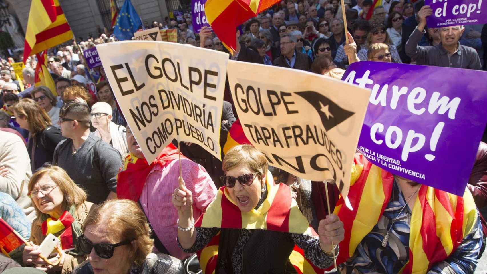 Manifestación de Societat Civil Catalana en el centro de Barcelona / EFE