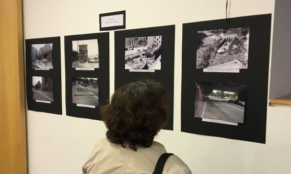 Mujer mirando la exposición en la Biblioteca de Can Mariner / PABLO ALEGRE