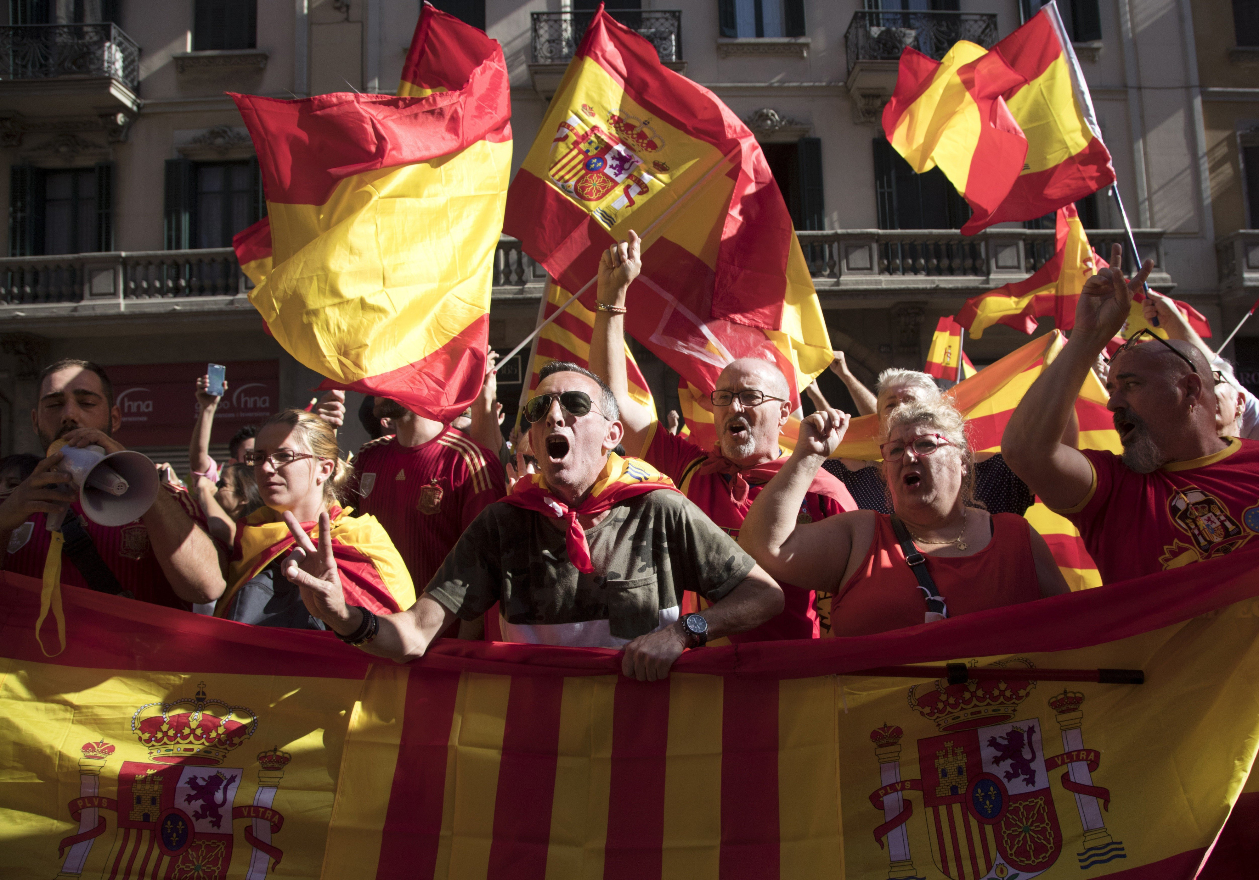 Los manifestantes llevaban banderas españolas y 'senyeras' / EFE/Marta Pérez