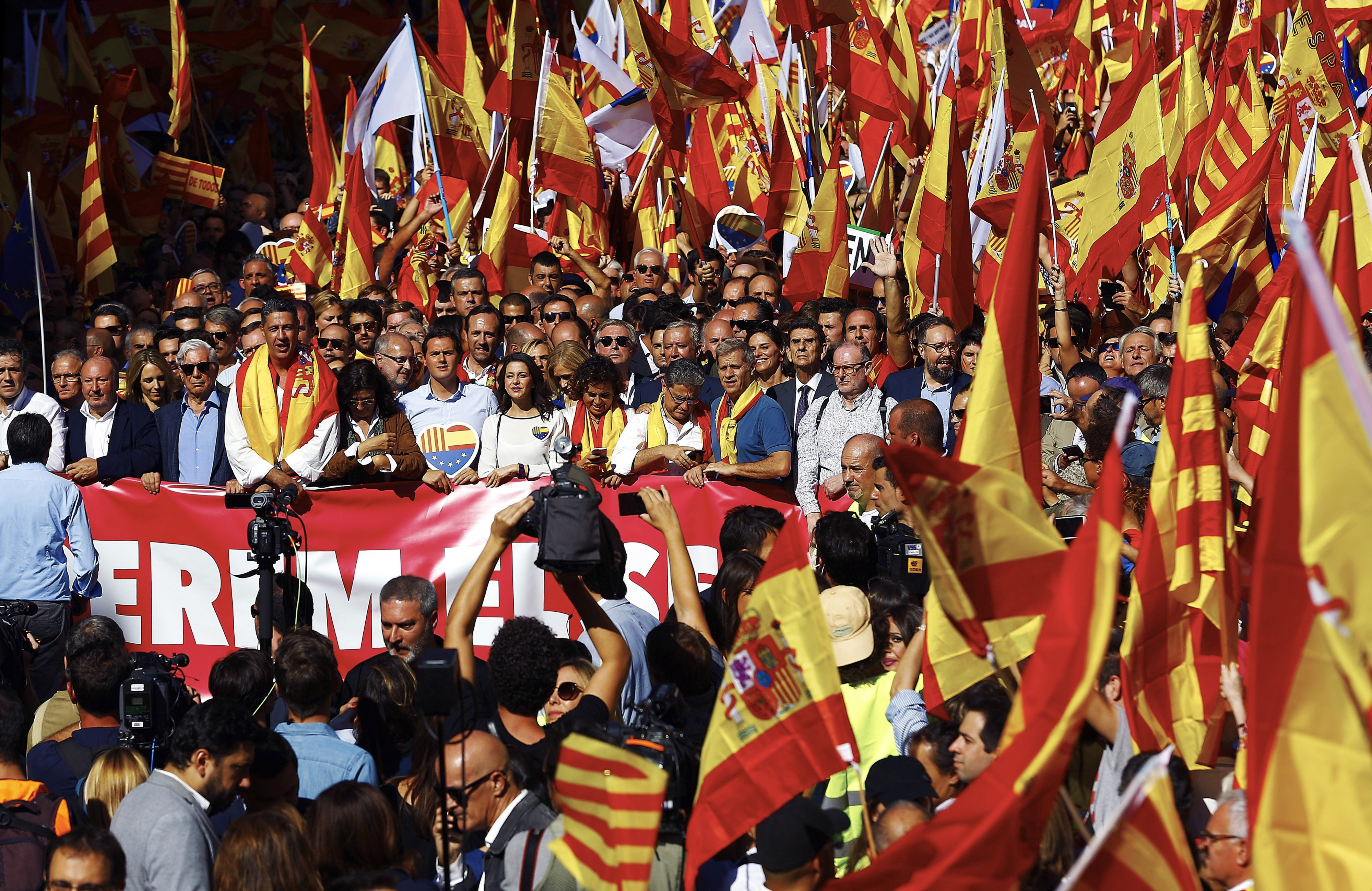 Cientos de miles de personas se han congregado en Barcelona para reivindicar la unidad de España / EFE/Alejandro García