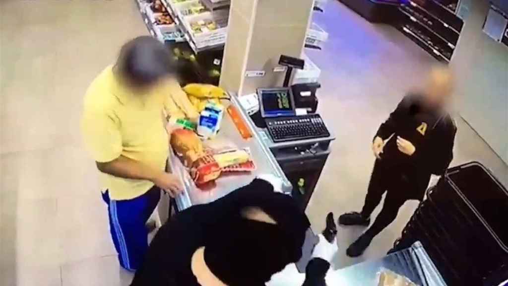 Imágenes del ladrón que atracó un supermercado con una pistola de fogueo / MOSSOS D'ESQUADRA