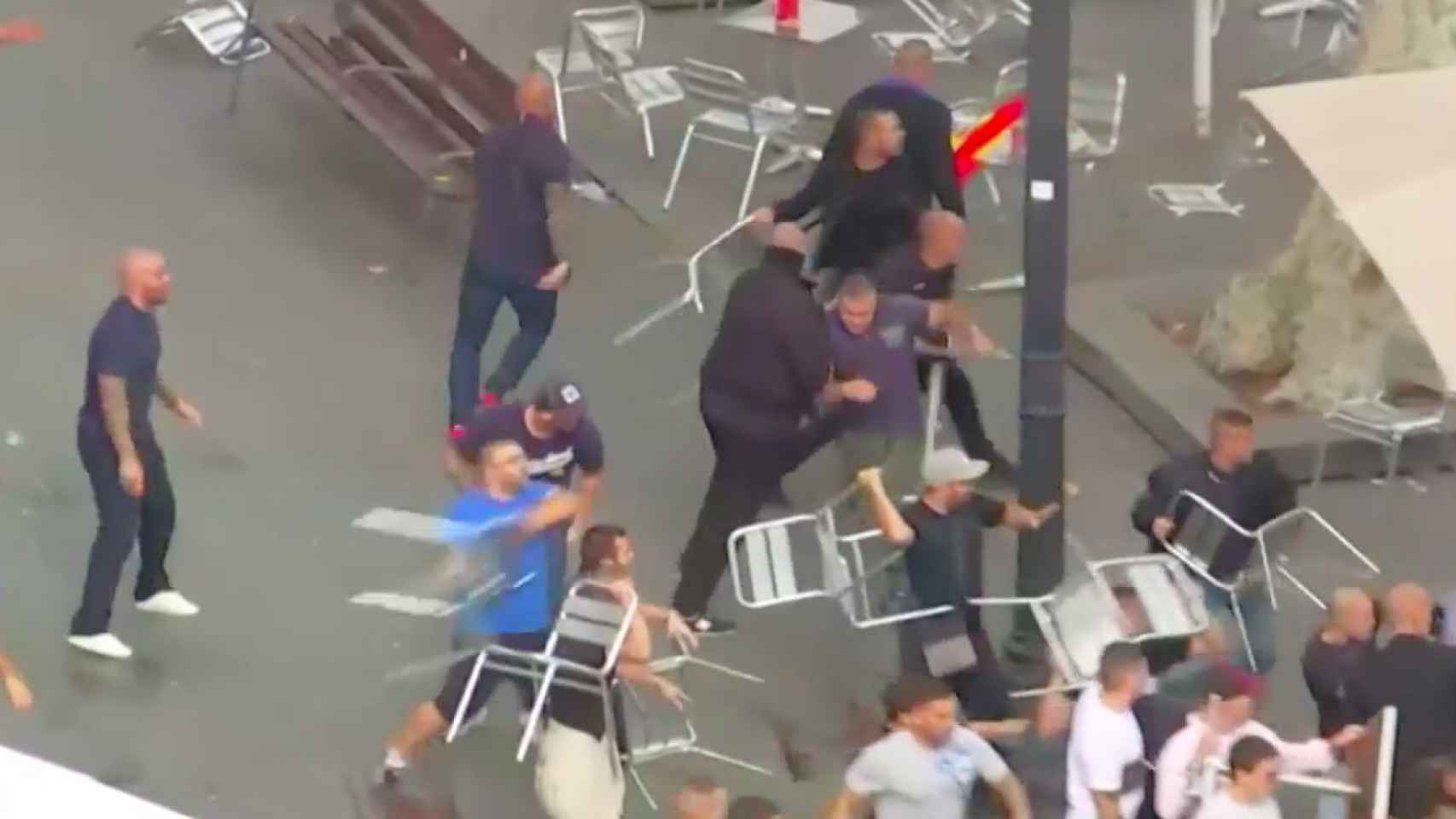 Pelea en la terraza de la cafetería Zurich al finalizar la manifestación por la Hispanidad