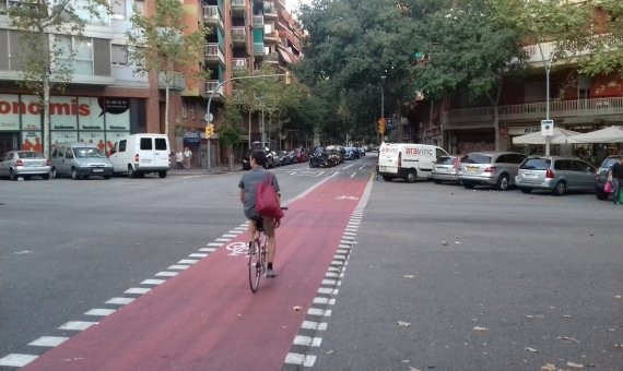 Ciclista esperando en un carril bici para cruzar la calle / JORDI SUBIRANA