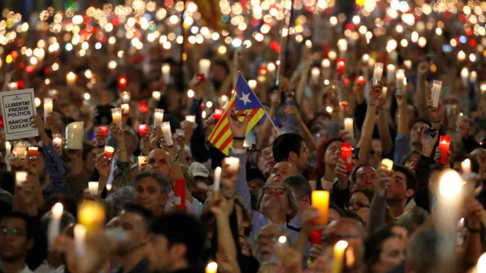 Los manifestantes encendieron miles de velas / EFE