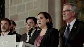 Alfred Bosch, Gerardo Pisarello, Ada Colau, Xavier Trias y María José Lecha, en el Ayuntamiento de Barcelona