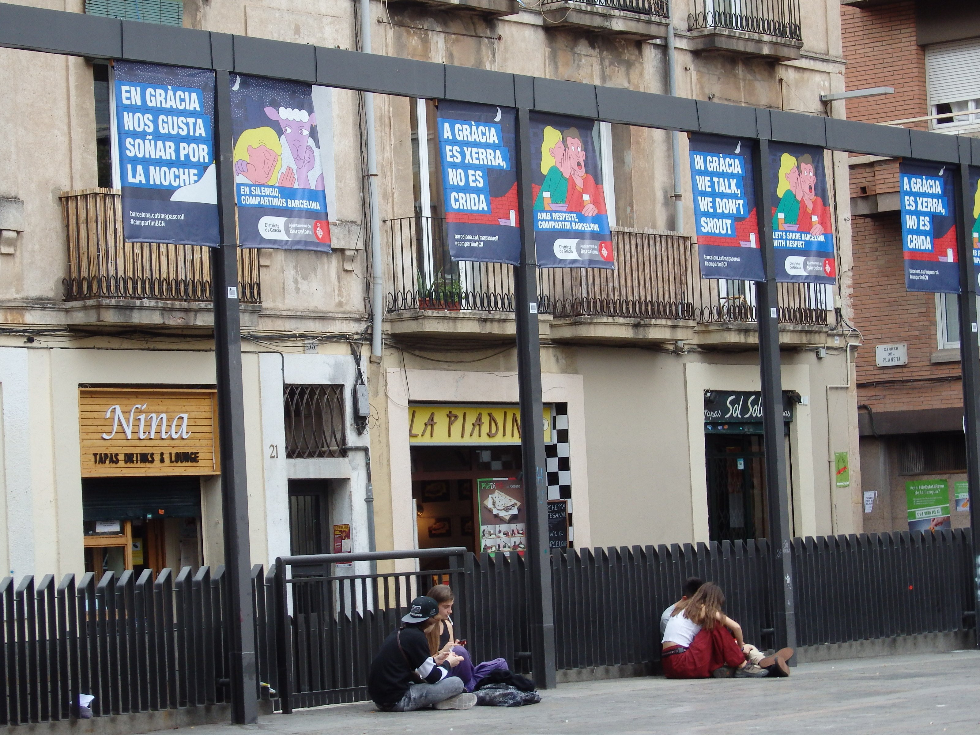 Plaza del Sol de Gràcia en verano / DAVID BIGORRA