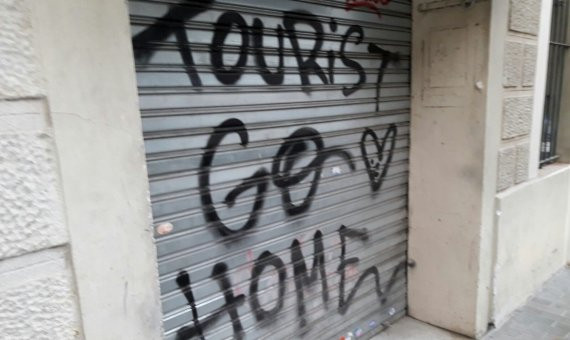 Pintada contra turistas en Gràcia / D. B.