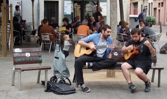 Dos jóvenes tocan la guitarra en una plaza de Gràcia / D. B.