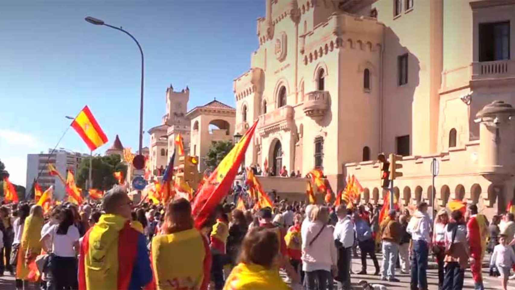 Manifestación frente al cuartel de El Bruc en apoyo de Policía Nacional y Guardia Civil. / La Sexta