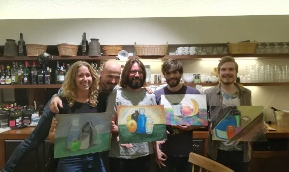 Un grupo de amigos con el artista Jorge Egea posando con sus obras / P.B.