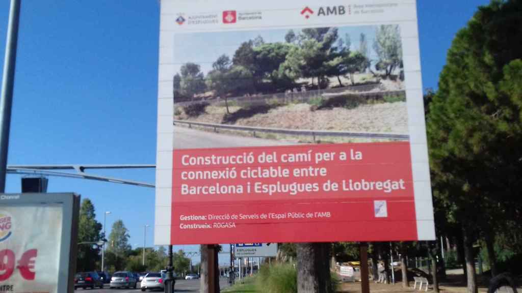 Cartel que anuncia la construcción del carril bici paralelo a la Diagonal / JORDI SUBIRANA