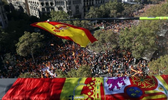 Cientos de miles de personas se han manifestado en el paseo de Gràcia / EFE/TONI ALBIR