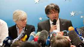 Carles Puigdemont, acompañado de algunos consellers, en Bruselas / EFE