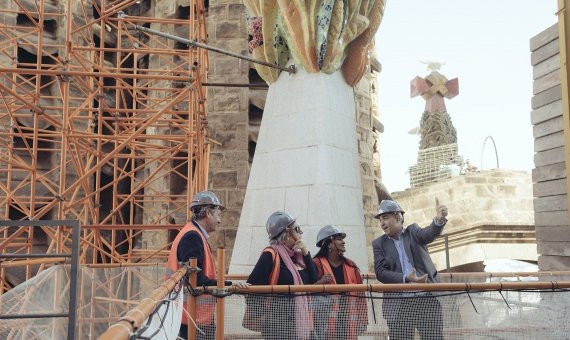 Ramón Espel explicando anécdotas de la Sagrada Familia / ESTHER TEJADA - COLECCIONISTAS DE MOMENTOS