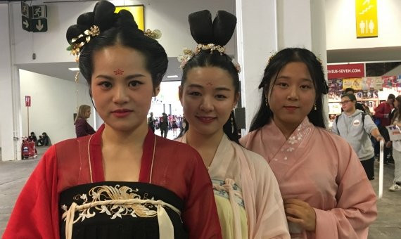 Chicas vestidas con kimono / AROA ORTEGA