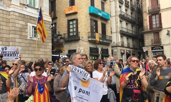 Participantes en la concentración de Plaza Sant Jaume / AROA ORTEGA