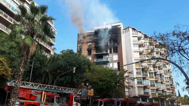 Los bomberos han podido apagar el fuego de la calle Saragossa / EUROPA PRESS