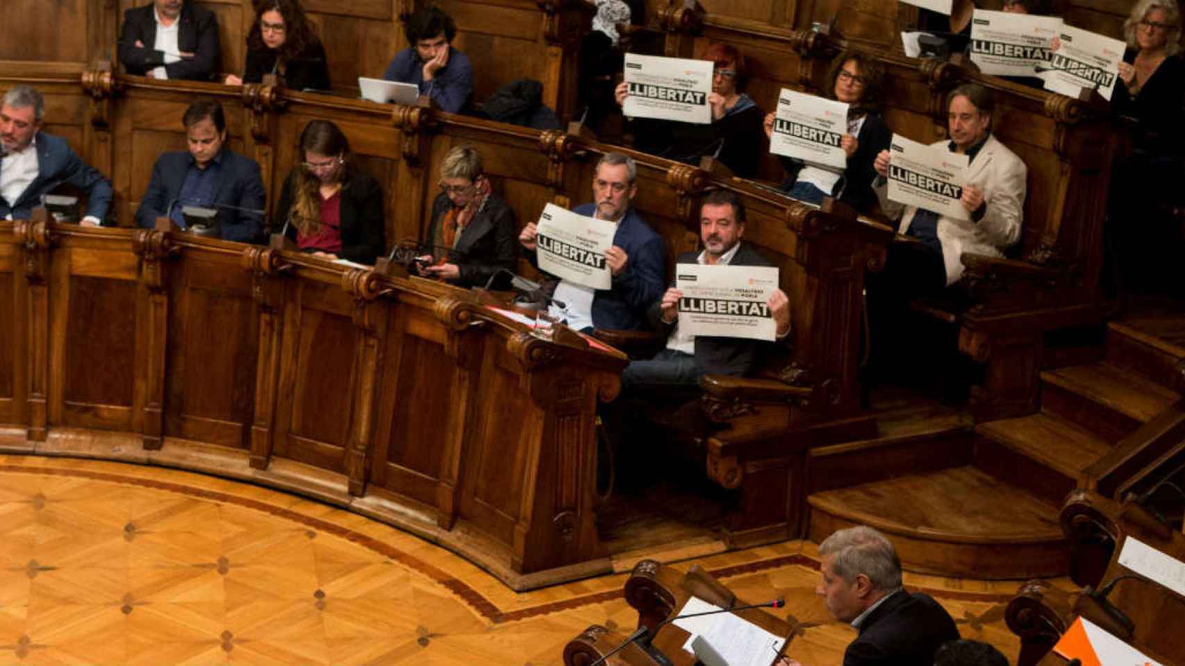 Concejales de ERC muestran unos carteles en los que piden la libertad de los encarcelados / EFE