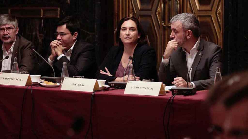 Ada Colau, entre Gerardo Pisarello y Jaume Collboni.