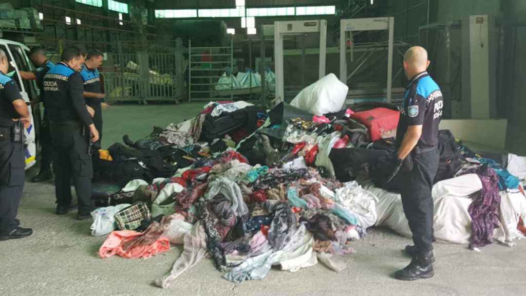 La policía portuaria junto al material incautado