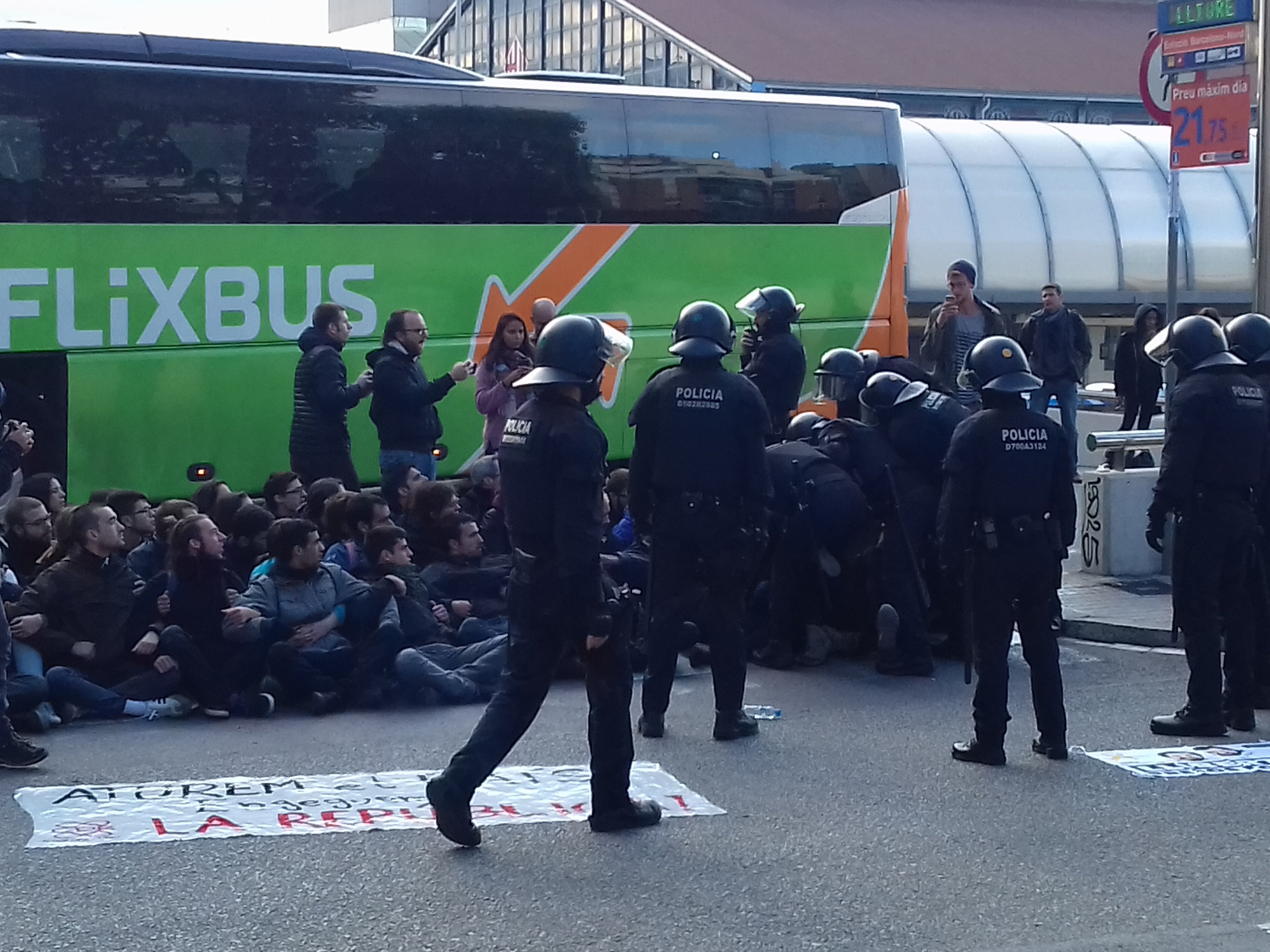 Actuación de los Mossos en la Estació del Nord, el pasado 3 de noviembre durante la huelga / JORDI SUBIRANA