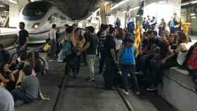 Momento del corte de las vías del AVE de la estación de Sants en el que participaron centenares de estudiantes / X.A.