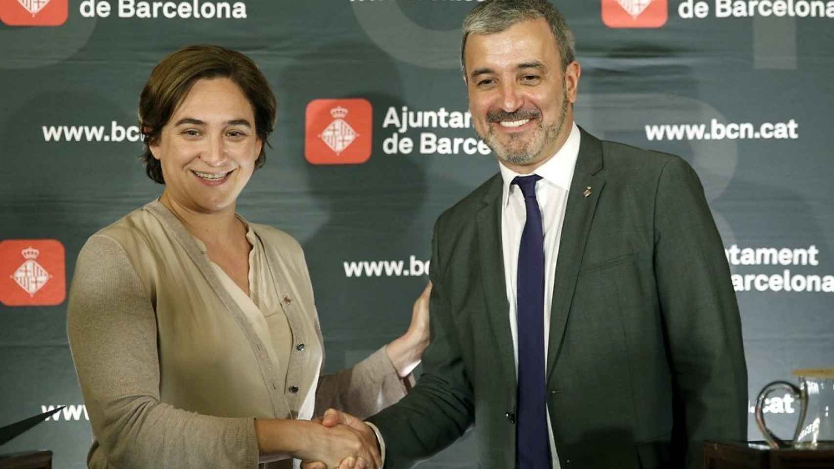 Colau y Collboni, cuando firmaron el pacto de gobierno en 2016 / EFE