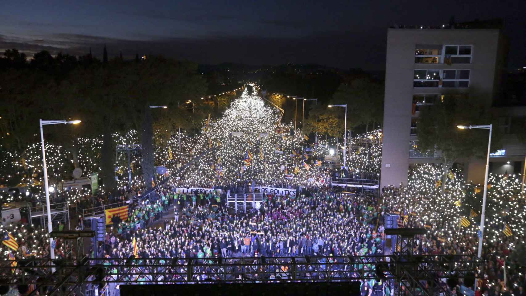 La manifestación en Barcelona, con las luces de los móviles, por la libertad de los exconsellers y los 'Jordis' / EFE ALBERTO FERNÁNDEZ