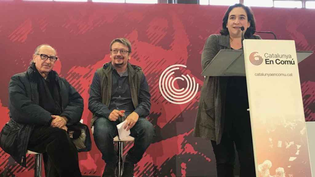 Colau, en el acto de Catalunya en Comú en Sant Adrià, junto a Vicenç Navarrro y Xavier Domènech / EUROPA PRESS