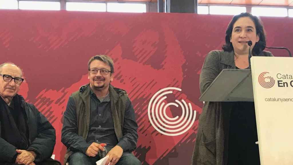 Colau, en el acto de Catalunya en Comú en Sant Adrià, junto a Vicenç Navarrro y Xavier Domènech / EUROPA PRESS