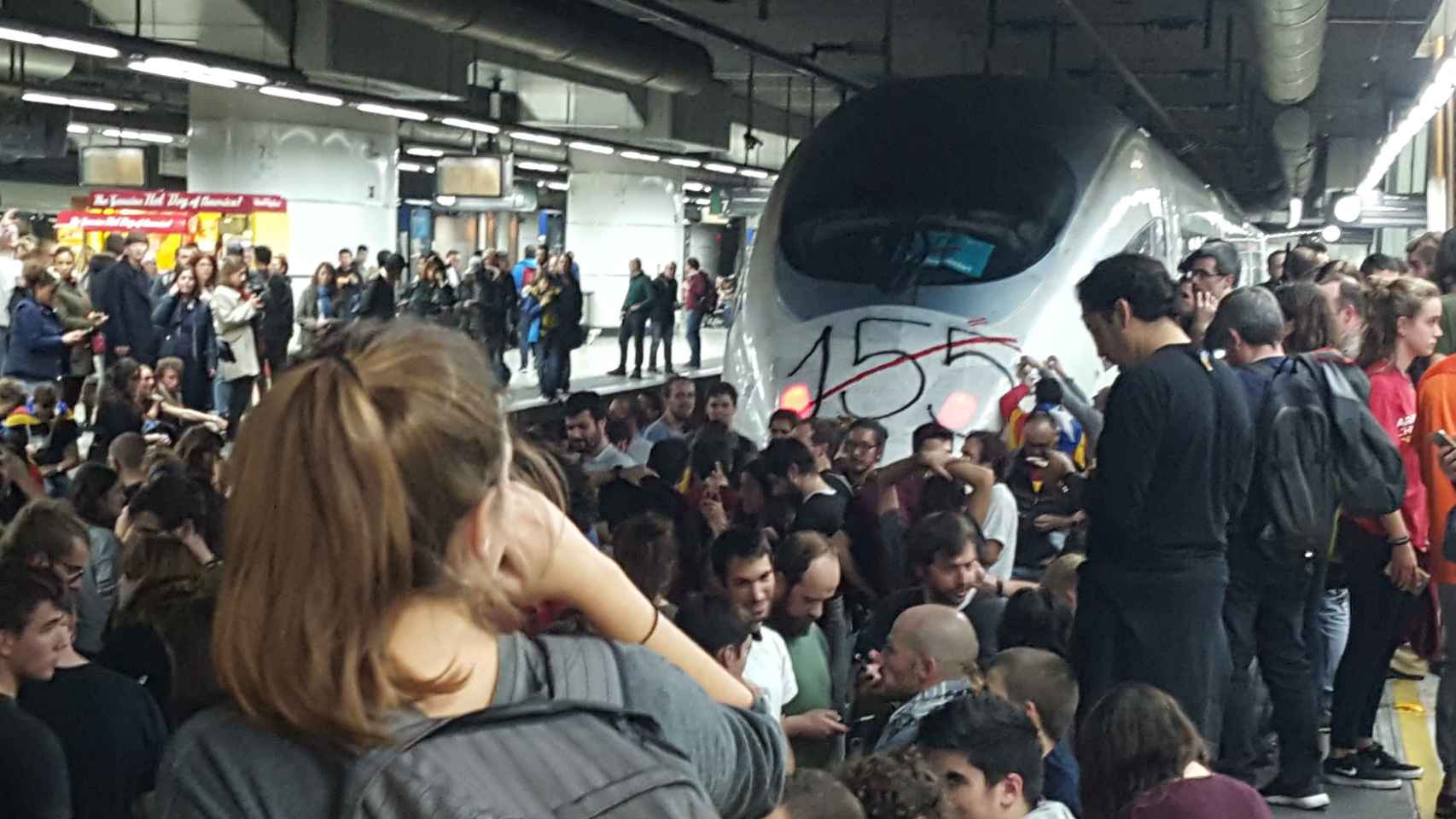 Corte de las vías del AVE en la estación de Sants durante la huelga general del 8-N / XAVIER ADELL