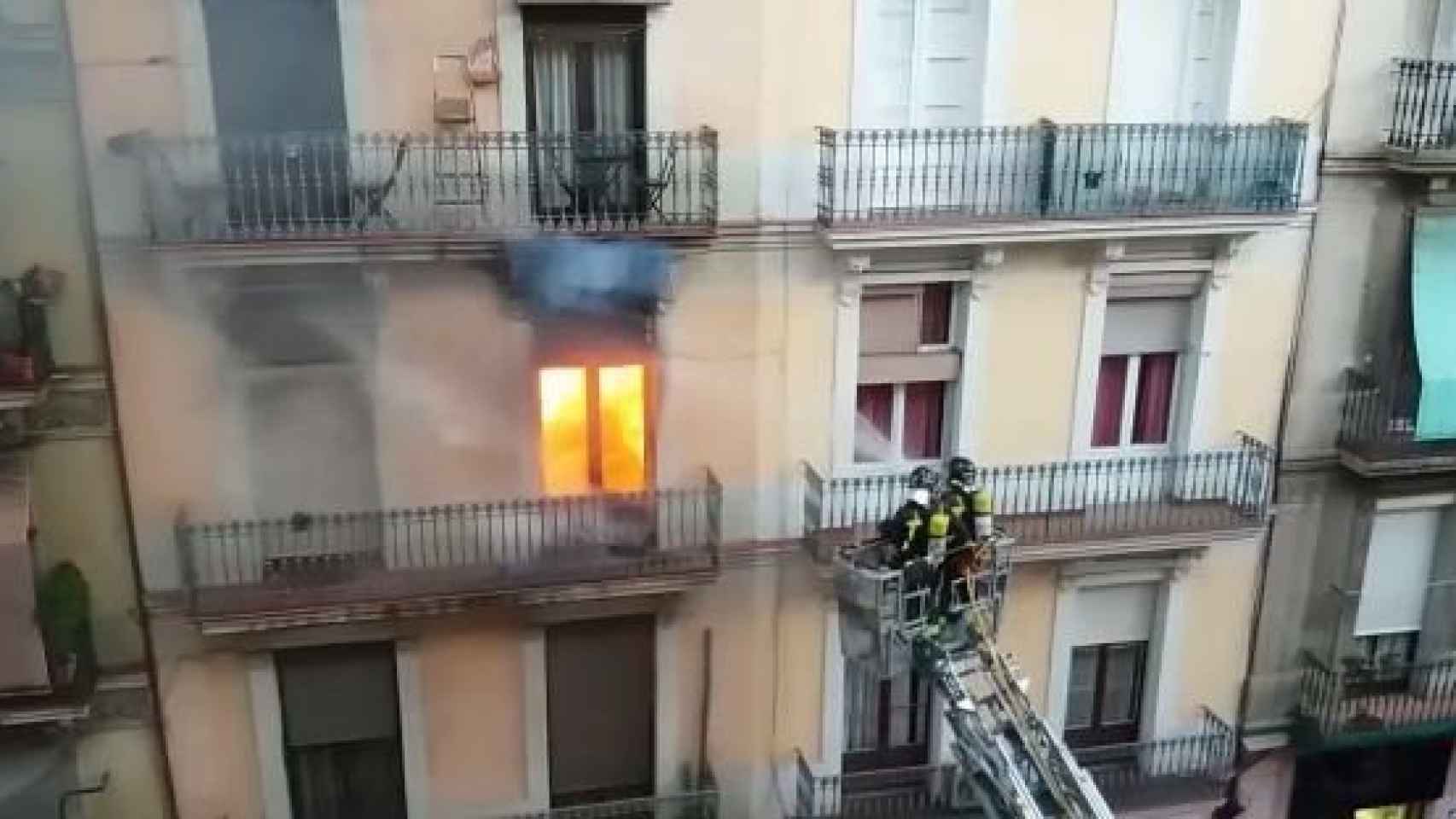 El incendio de esta tarde en la calle de Nou de la Rambla / 324 MONTSE PLANAS