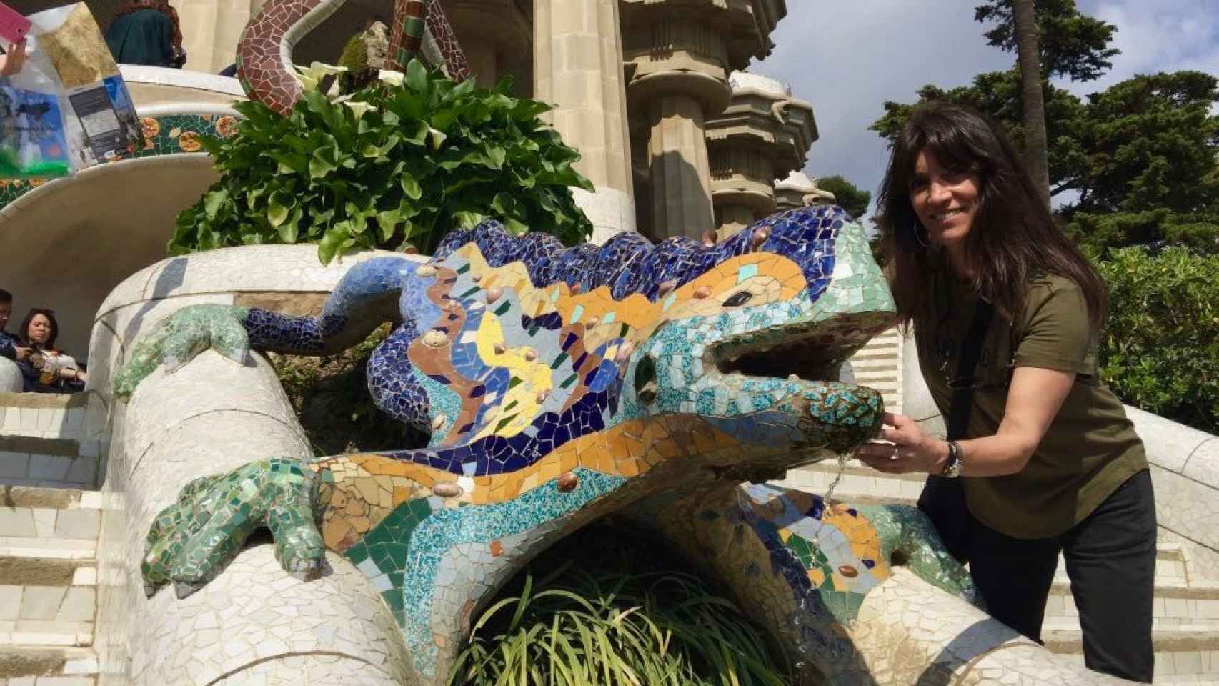 Pilar Calvo junto al dragón del Park Güell.