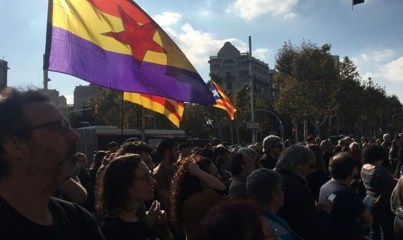 Algunos manifestantes escuchando la canción Todo cambia de Mercedes Sosa interpretada en directo / P.B.