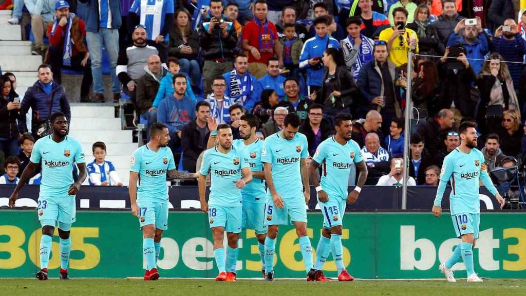 Los jugadores del Barça celebran un gol de Suárez en Butaque / EFE