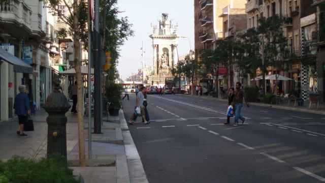 Imagen del tramo inicial de la calle de Creu Coberta, cerca de la plaza de Espanya.