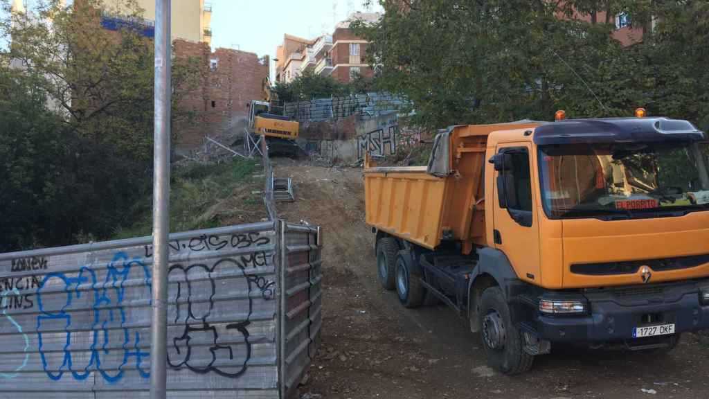 La grúa empieza a derribar el edificio de Santa Rosalia 91