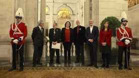 Paco Camarasa posa junto a Ada Colau y otros concejales tras recibir el premio / EUROPA PRESS